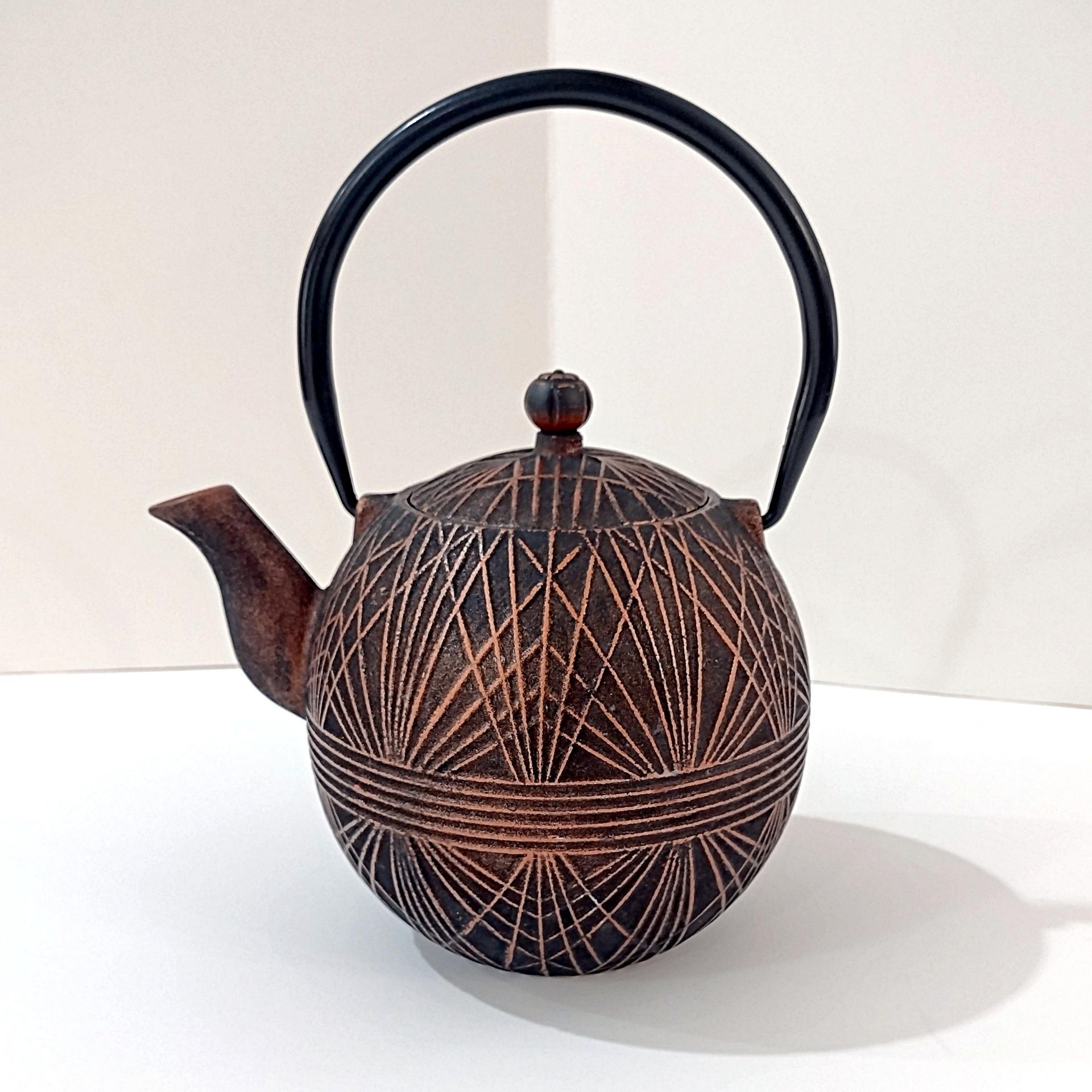 Vintage Tetsubin Cast Iron 4 Cup Brown and Gold Round Teapot