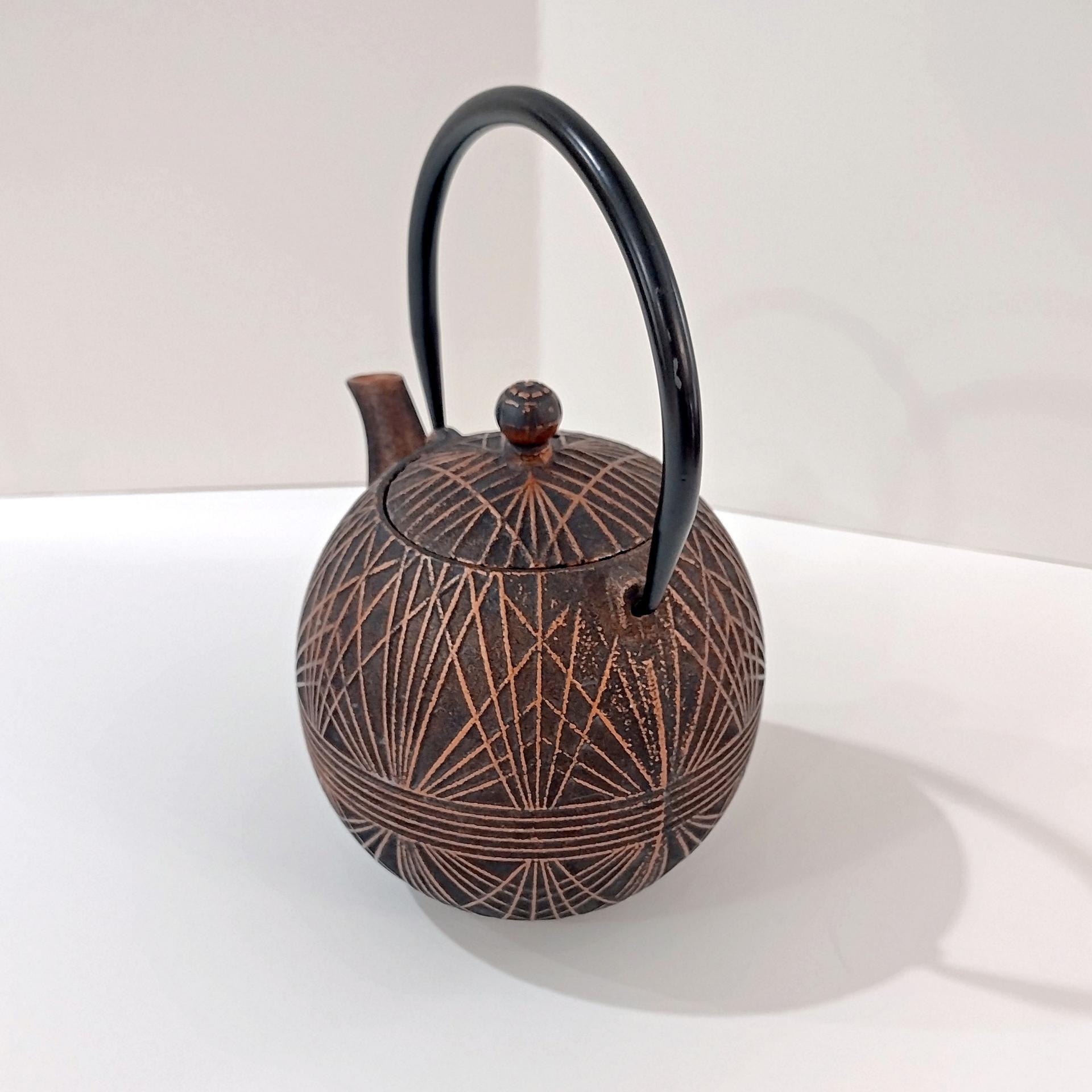 Vintage Tetsubin Cast Iron 4 Cup Brown and Gold Round Teapot