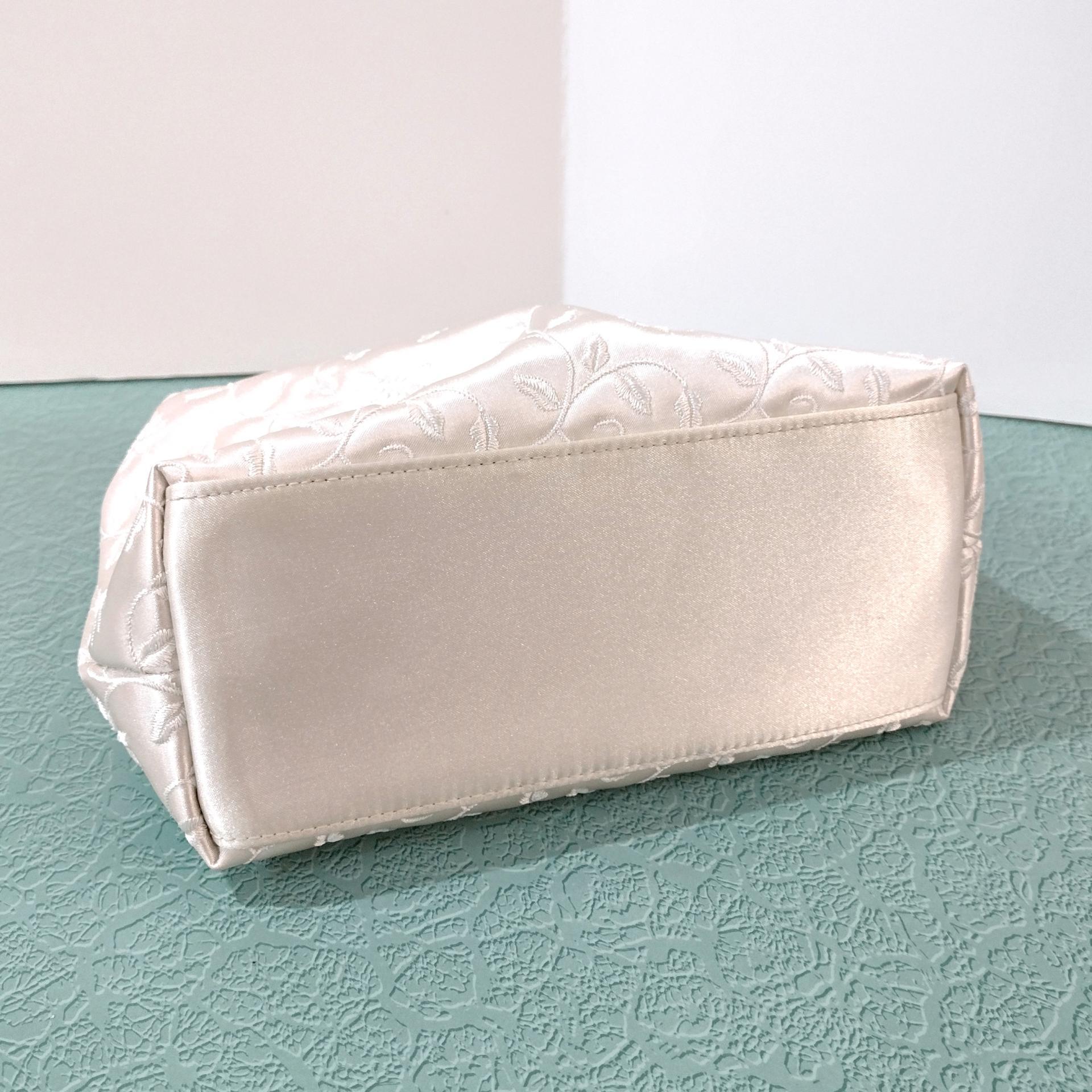 Vintage Nine West Ivory Satin Embroidered Floral Quilted Shoulder Bag