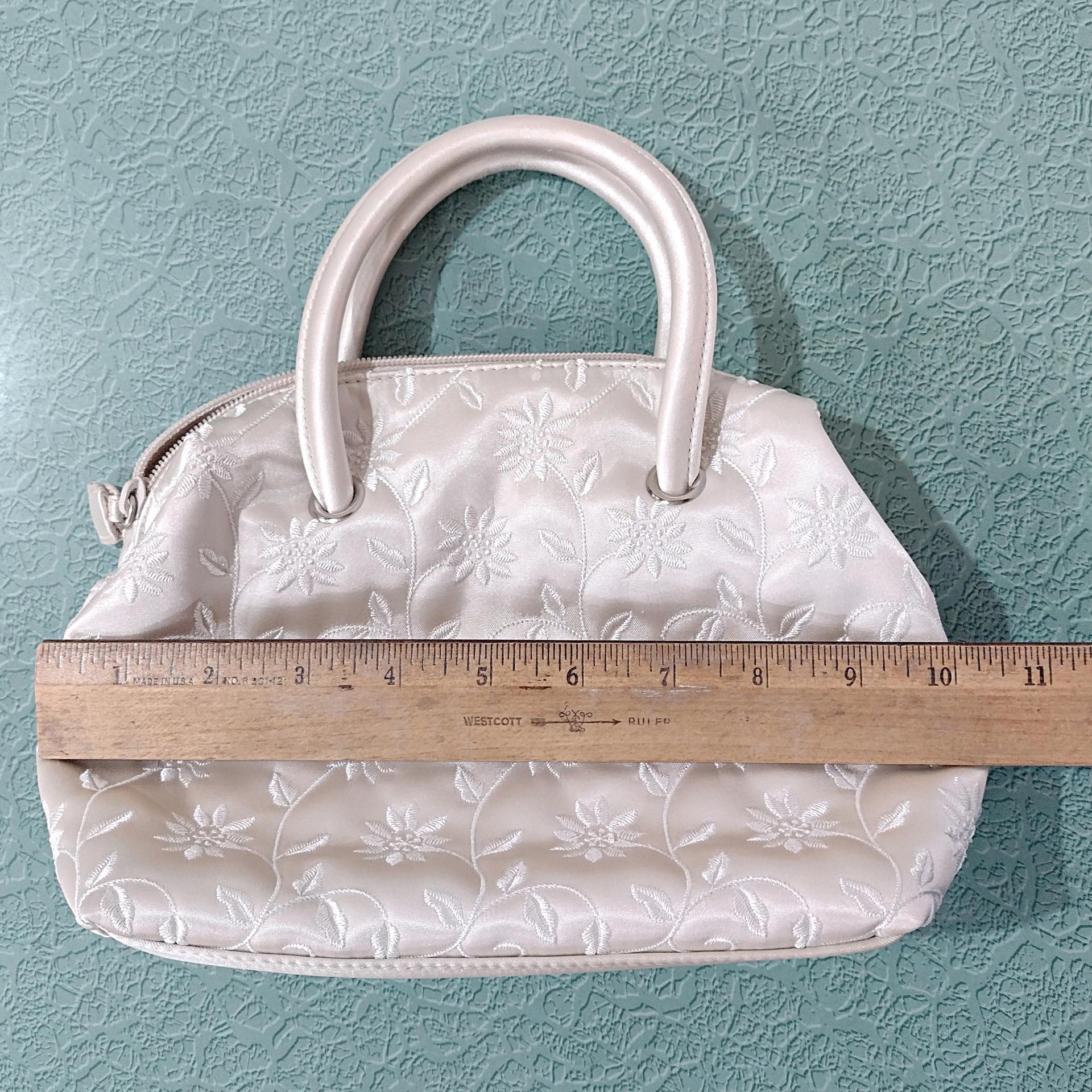 Vintage Nine West Ivory Satin Embroidered Floral Quilted Shoulder Bag