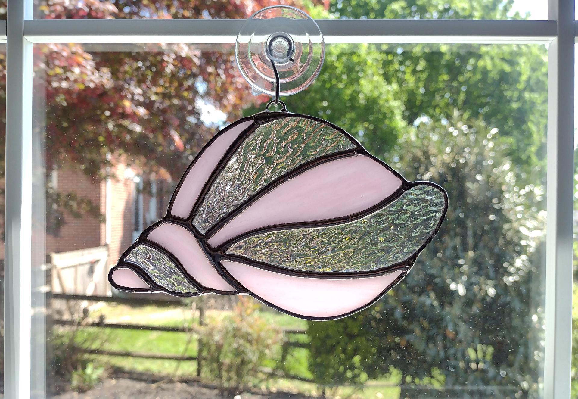 アメリELIZABETH STAINED GLASS SHEER TOP Stained Glass Shell Suncatcher, Iridescent White and Pink